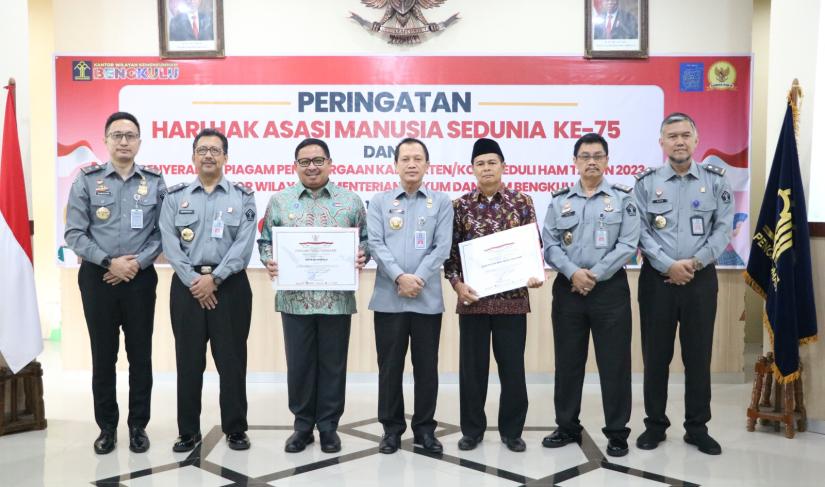 Kakanwil Kemenkumham Bengkulu Serahkan Penghargaan Kabupaten/Kota Peduli HAM.