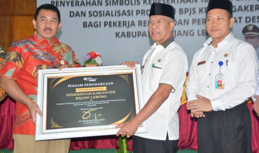 Penyerahan simbolis Kartu BPJS Ketenagakerjaan 