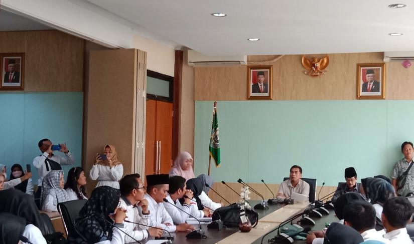 Ratusan guru honorer adukan nasib ke Anggota DPRD Provinsi Bengkulu.
