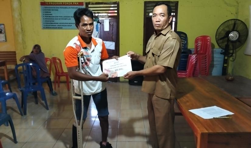 Pepen Efpriadi kades Rena Panjang saat menyalurkan BLT DD kepada KPM.