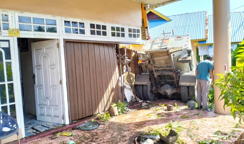Unit Tengki terperosok di salah satu Rumah warga Dusun Baru