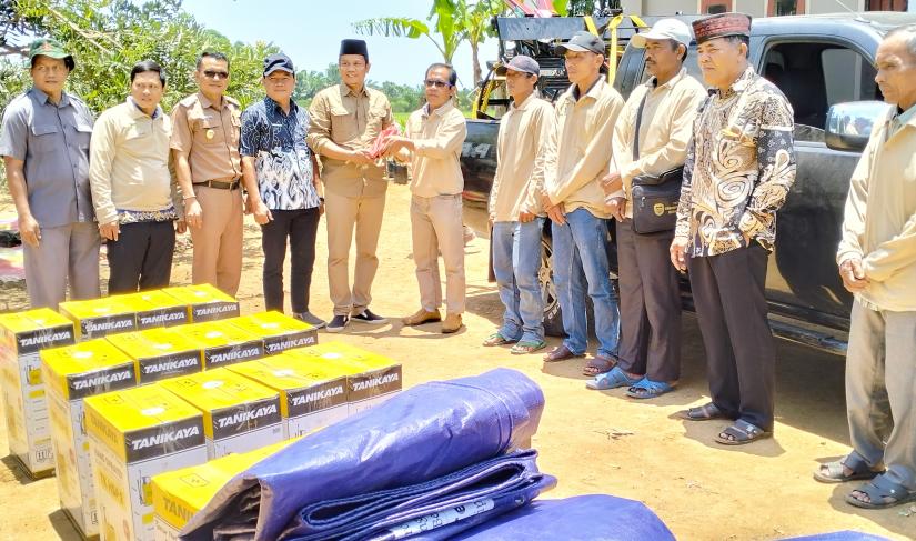 Jonaidi, SP saat memberikan bantuan kepada 16 kelompok tani yang ada di kecamatan Seluma Selatan