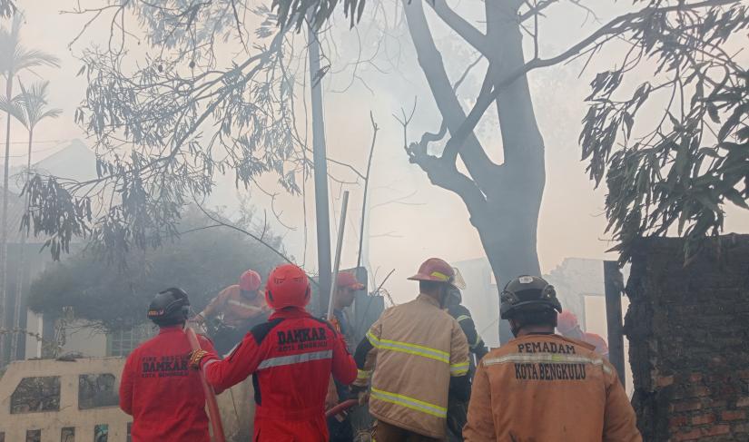 Kebakaran lahap rumah nenek warga Kebun Kenanga.