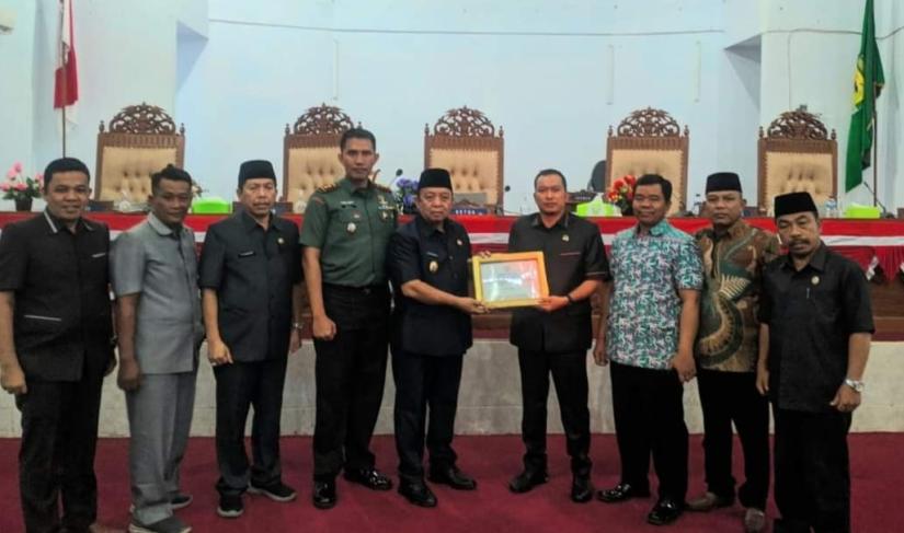 Poto Bersama Wabub,, ketua DPRD, Porkopimda dan Anggota saat Penyerahan Nota Pengantar Raperda dan Pertanggungjawaban APBD Ta.2022