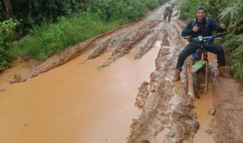 Poto warga saat melintasi jalan ulu Seluma
