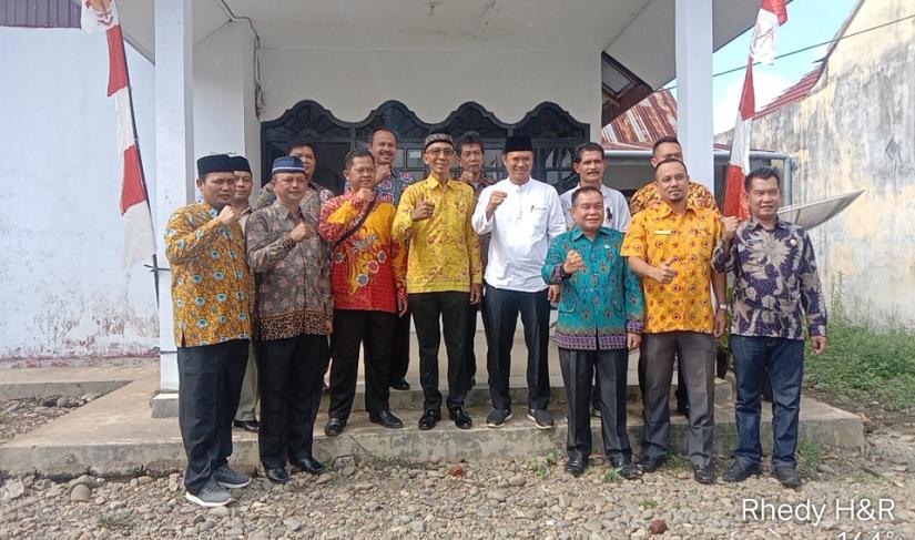 Kepala cabang dinas wilayah 1 Argamakmur bersama kepala sekolah dan ketua mkks SMA dan SMK Di depan kantor Cabdin Bengkulu Utara  