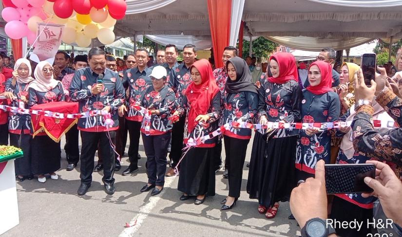 Pemotongan pita oleh bupati dan ketua DPRD BU