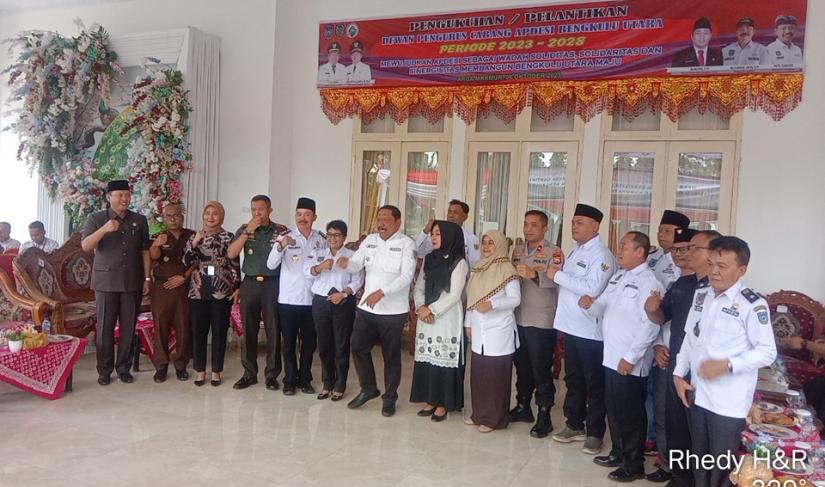 Bupati BU saat mengambil moment Poto bersama Anggota Apdesi beserta undangan lainnya 