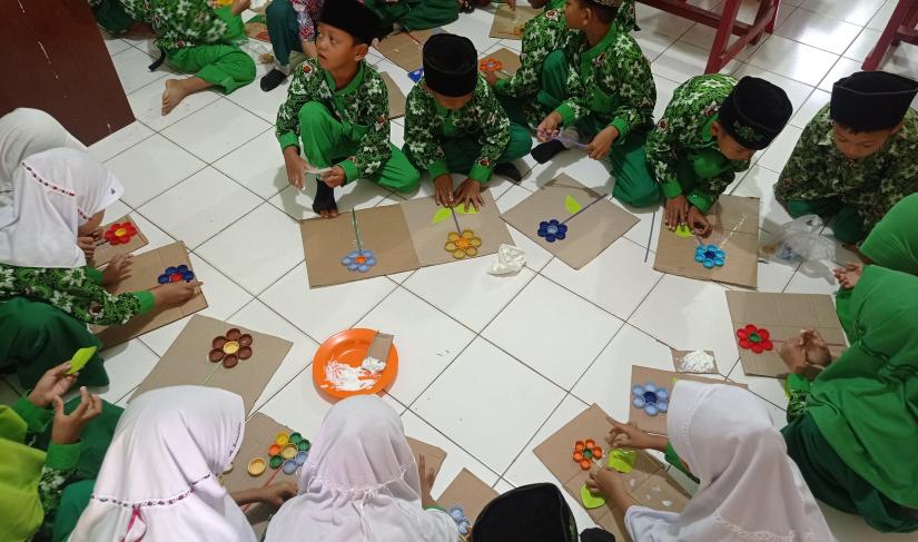 P5 MIN 2 Bengkulu Tengah, mendaur ulang sampah menjadi kerajinan tangan, Sabtu (18/11/23).
