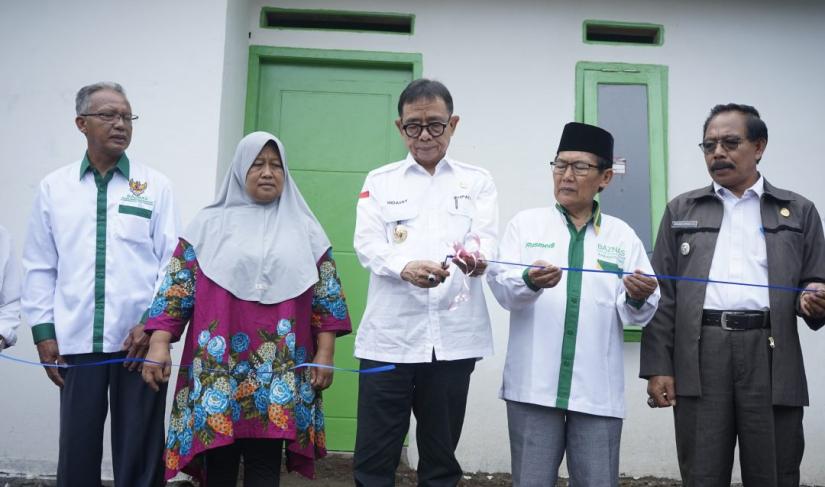 Bupati Kepahiang Dr. Ir. Hidayattullah Sjahid.,MM.,IPU melaksanakan peresmian dan serah terima kunci beda rumah kepada ibu Yusifa warga Sidodadi kelurahan Pasar Ujung Kecamatan Kepahiang, Rabu (22/02/2023)