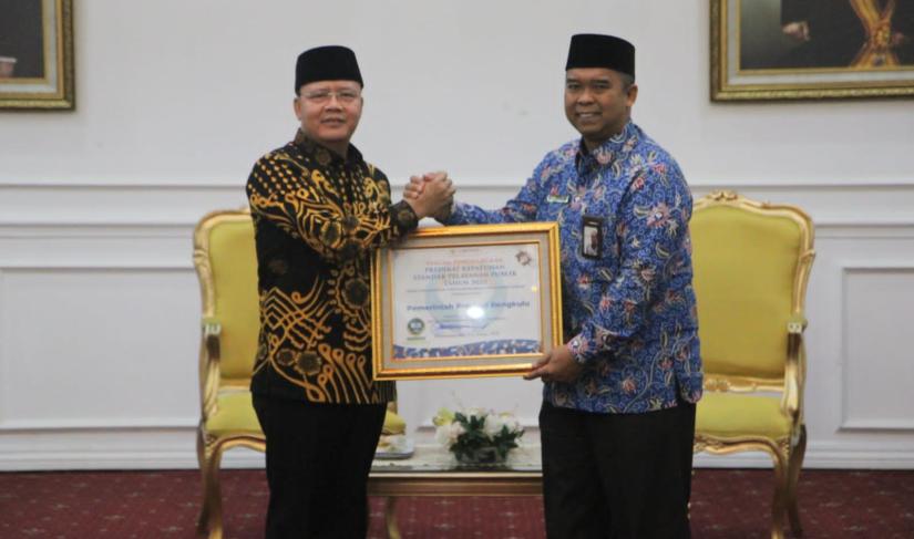 Terima Piagam Penghargaan dari Ombudsman RI Perwakilan Bengkulu, Rabu (22/02).