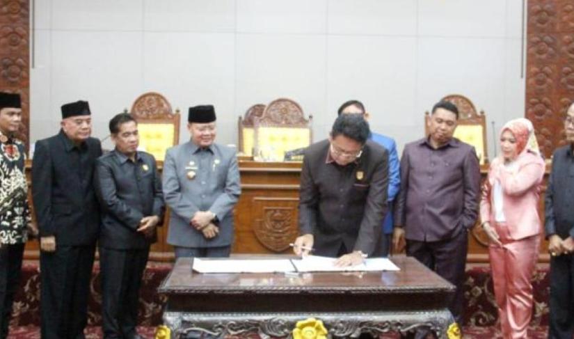 Paripurna DPRD Provinsi Bengkulu Ketok Palu = Setujui Raperda Pajak Daerah dan Retribusi Daerah