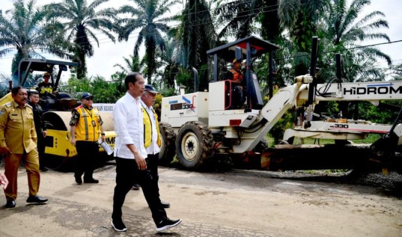Presiden RI Joko Widodo (Jokowi) meninjau Jalan Inpres Jalur Kerkap-Tanjung Agung Pali, di Kabupaten Bengkulu Utara dalam kunjungan kerjanya ke Provinsi Bengkulu pada Jumat (21/07/2023).