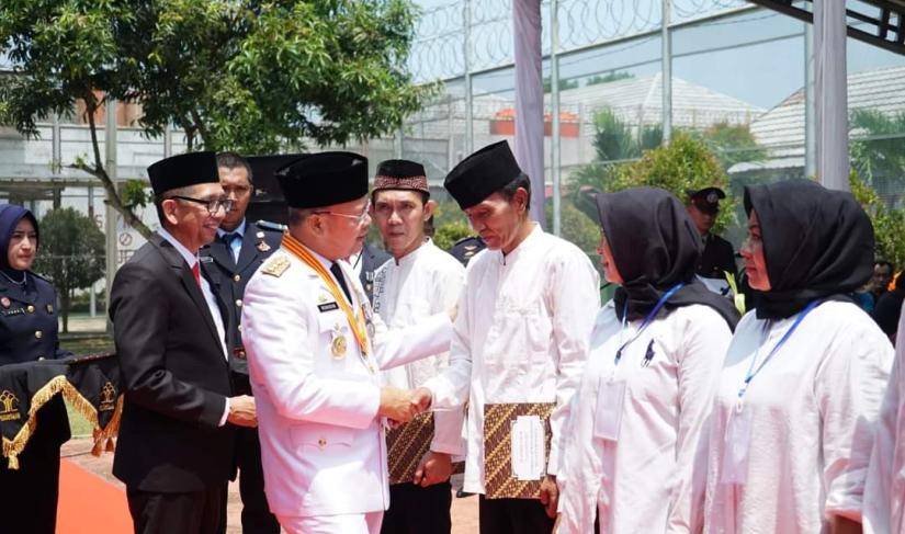 Gubernur Rohidin Serahkan Remisi Napi
