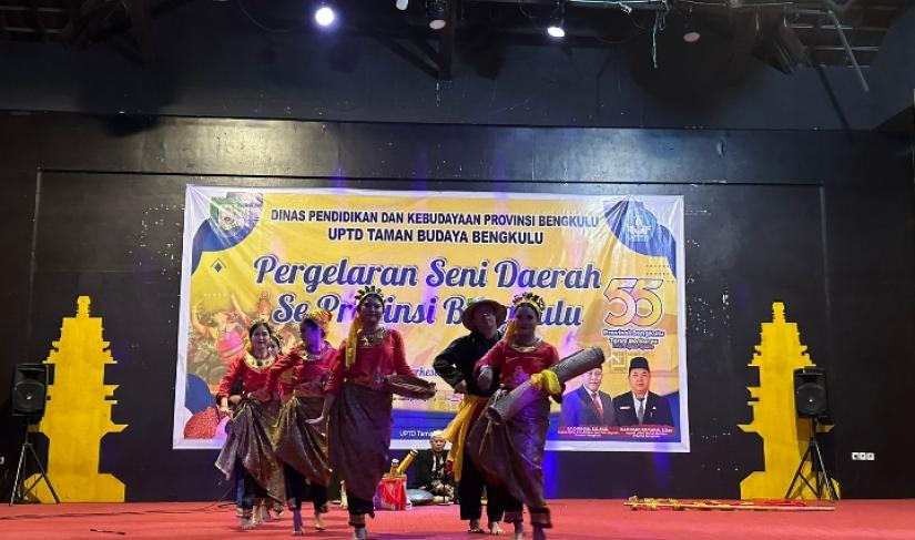 Panggung seni daerah 2023 di Taman Budaya Bengkulu, Selasa, (14/11).