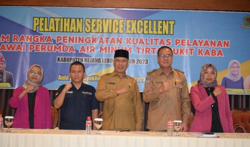 Pelatihan quality service excellent karyawan Perumda Air Minum yang digelar di aula Hotel Syakila Curup, Selasa (14/11).