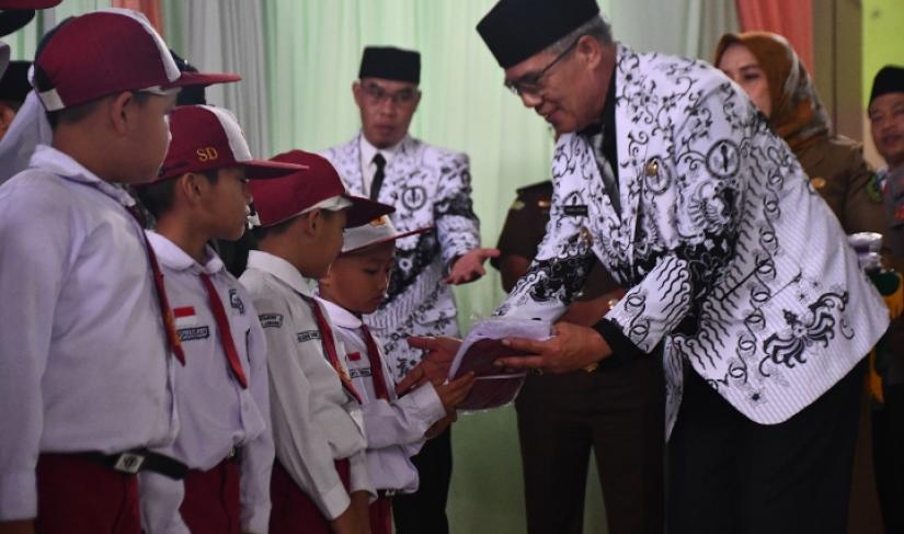 Bupati Rejang Lebong Syamsul Effendi memberikan bantuan 8.083 seragam sekolah gratis kepada murid jenjang SD/SMP, Senin (20/11/23).