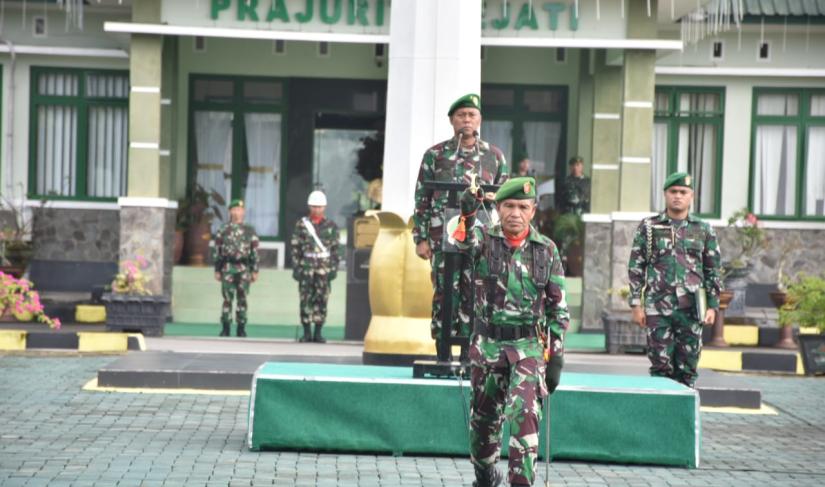 Upacara Makorem 133/NW, Jl Trans Sulawesi Desa Tridharma Kecamatan Pulubala, Kabupaten Gorontalo. Selasa, (18/4/2023).