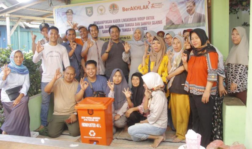 Dokumentasi Anggota DPRD Provinsi Bengkulu Usin Abdisyah Putra Sembiring hadiri pelatihan Pilah Pilih dan Kelola Sampah dari Rumah. Pelatihan bersama ibu-ibu ini dilaksanakan di Kelurahan Kebun Geran Kecamatan Ratu Samban kota Bengkulu, Minggu (18/10/23).