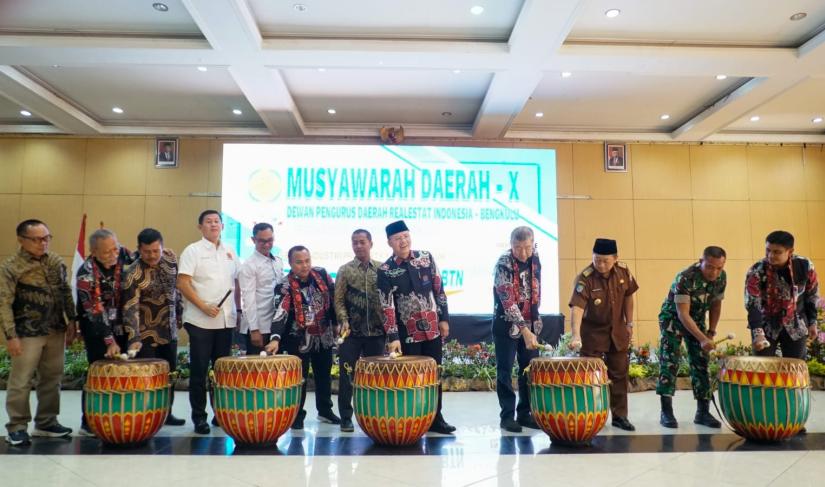 Gubernur Rohidin membuka Musyawarah Daerah (Musda) ke X DPD Real Estate Indonesia (REI) Bengkulu diselenggarakan di Grage Hotel pada Senin (13/3/2023). 