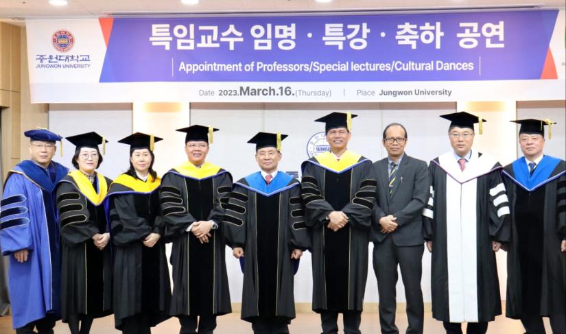 Pemerintah Korea Selatan melalui Universitas Jungwon memberikan penghargaan berupa gelar profesor kepada Gubernur Bengkulu, Dr. H. Rohidin Mersyah pada Kamis 16 Maret 2023. 
