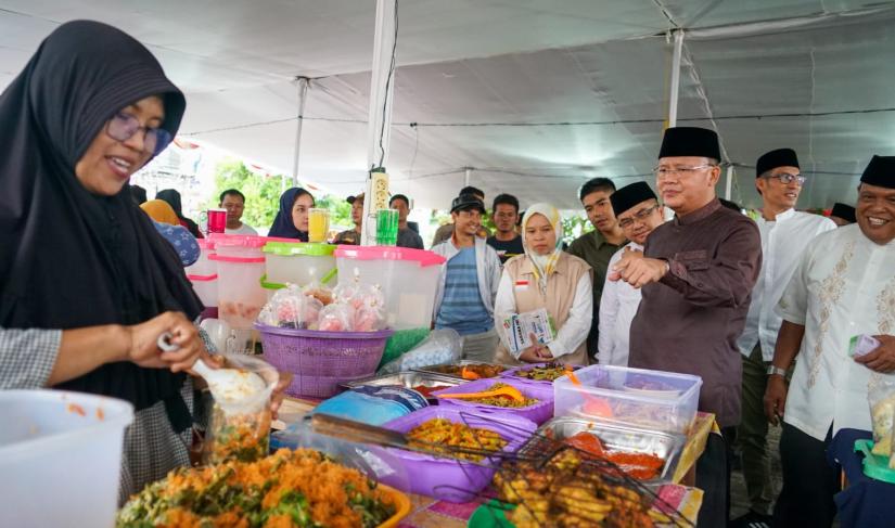 Kampung Ramadhan 1444H RBTV 2023 yang mengusung tema 'Semesta Berbahagia' telah resmi dibuka oleh Gubernur Bengkulu Rohidin Mersyah pada Kamis (23/3/2023) di Graha Pena RB. 