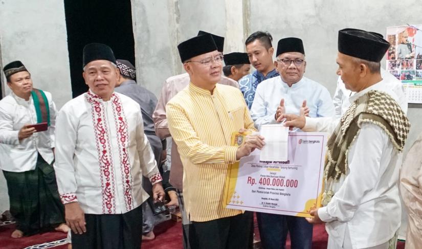 Gubernur Bengkulu Rohidin Mersyah  Tidak Hanya Fokus pada Jalan,  Tapi Juga Perhatikan Pembangunan  Masjid di Kabupaten Kaur