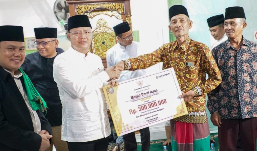Gubernur Bengkulu, Rohidin Mersyah, kembali menyerahkan bantuan pembangunan rumah ibadah di Kabupaten Seluma pada Senin (27/3/2023).
