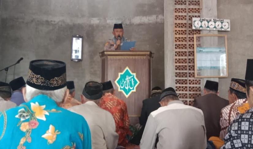  Konsisten menjalankan program inovasi Shalat Jumat Bareng Polisi, Kabag SDM Polres Kepahiang Kompol M Nurdai, S.Pd, M.Pd, hari ini Jumat (31/03) 