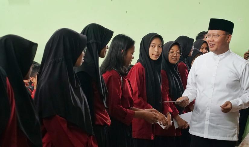  Gubernur Bengkulu, Rohidin Mersyah, hadir untuk memberikan motivasi kepada ratusan siswa kelas XII Sekolah Menengah Atas Negeri (SMAN) 4 Rejang Lebong yang akan menghadapi ujian nasional kelulusan pada 31/03/2023.