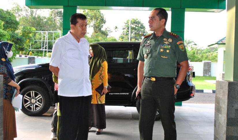 Koordinator Bidang KB-KR Perwakilan BKKB Prov Bengkulu Zainin bersama Dandim 0425/Seluma