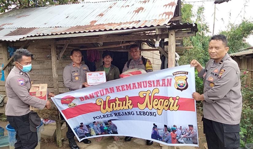 Polsek Sindang Kelingi Distribusi Bantuan Kemanusiaan di Rejang Lebong untuk Meringankan Beban Masyarakat
