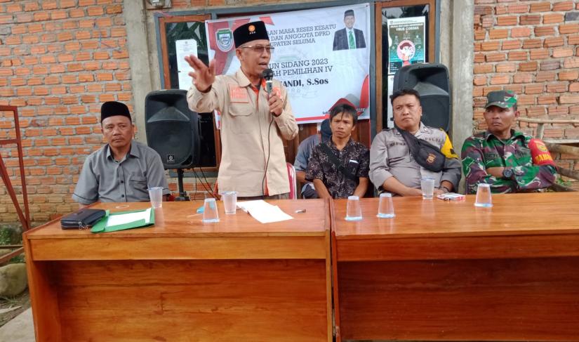 H. Suhandi, S.Sos dari partai PKS gelar Reses untuk jemput Aspirasi masyarakat di Dapil Empat (IV) di desa Padang capo kecamatan Lubuk Sandi Kabupaten Seluma, Selasa (28/02/2023).