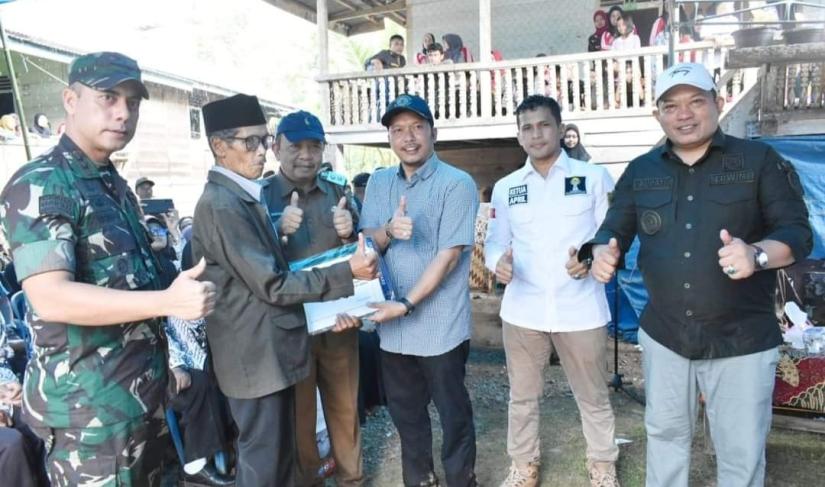 Ketua DPRD Kabupaten Seluma Nofi Eriyan Andesca, S.Sos meninjau lokasi Karya Bhakti  TNI yang bersumber dari Dana APBD di Desa Padang Capo Ilir Kecamatan Lubuk Sandi, Senin ( 20/3/2023).