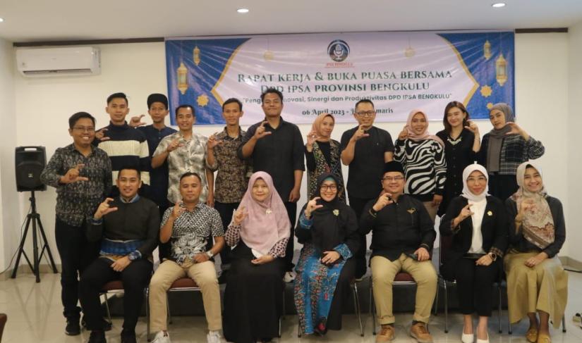  Kadis Kominfo Provinsi Bengkulu, Moh. Redwhan Arif, yang juga merupakan Dewan Pembina IPSA Provinsi Bengkulu, saat membuka Rapat Kerja (Raker) DPD IPSA Provinsi Bengkulu, Kamis (6/4/2023) di Hotel Amaris, Kota Bengkulu.