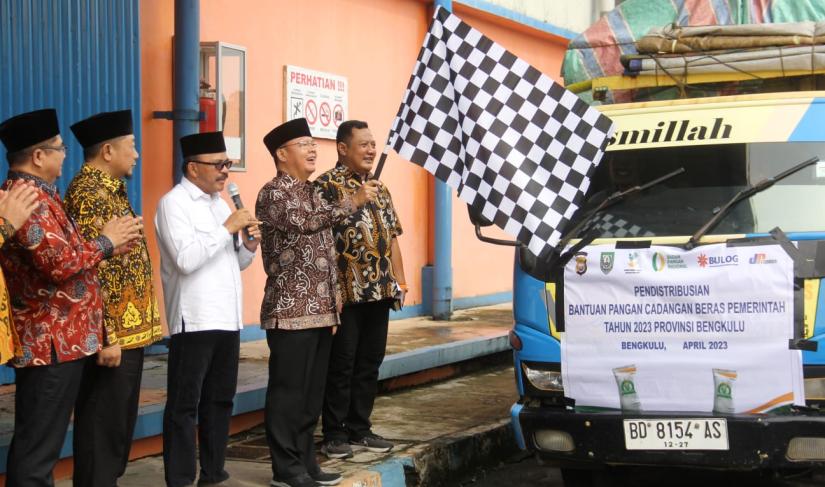 Pemerintah Provinsi Bengkulu bekerja sama dengan Badan Urusan Logistik (Bulog) menyalurkan 1.697,44 ton beras ke seluruh Kabupaten/Kota di Provinsi Bengkulu, Kamis 6 April 2022/oki) 
