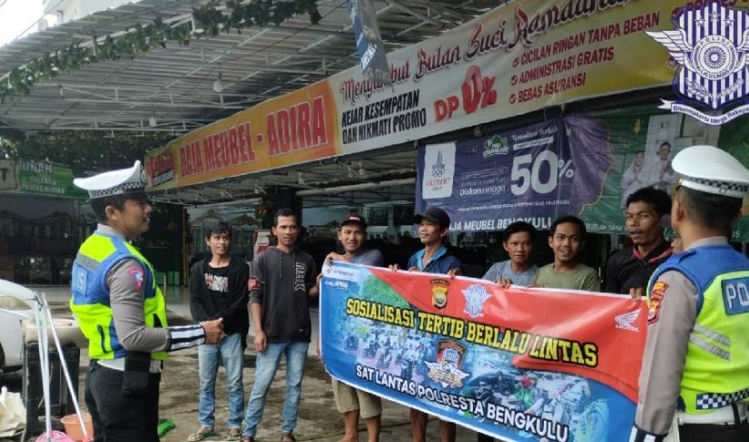 ada Kamis (06/04/2023), Kasat Lantas Polresta Bengkulu dari Polda Bengkulu melaksanakan kegiatan sosialisasi tata tertib berlalu lintas kepada masyarakat tidak terorganisir bersama karyawan/karyawati toko Raja Meubel di Kota Bengkulu/ dok polresta bengkulu/