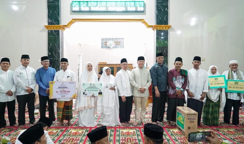  Gubernur Bantu Pembangunan Masjid untuk  Lunasi Hutang Rp100 Juta di Pondok Kelapa
