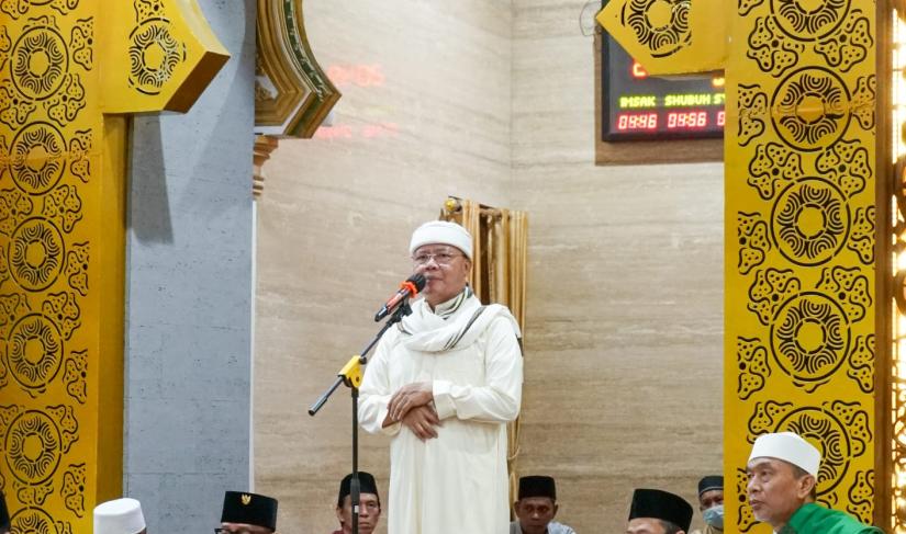 Gubernur Bengkulu Rohidin Mersyah melaksanakan Sholat Isya dan Tarawih di Masjid Raya Baitul Izzah, Padang Harapan Bengkulu, pada hari Jumat (7/4).