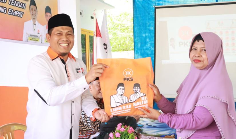 Pembagian takjil dan mendengarkan Tausiyah yang disampaikan oleh Ustad DR.H. Dani Hamdani, M.Pd. Kegiatan ini dilaksanakan oleh Rumah Keluarga Indonesia (RKI) Bengkulu Tengah khususnya Kec. Talang Empat/zul/