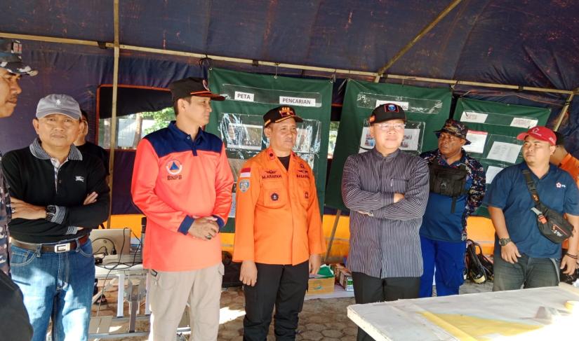  Gubernur Rohidin Mersyah turun ke Posko Gabungan Pencarian Basarnas setelah terjadinya kecelakaan tenggelam di kawasan Wisata Pasir Putih Pantai Panjang Bengkulu yang menimpa tiga anak warga Lempuing Kota Bengkulu. 
