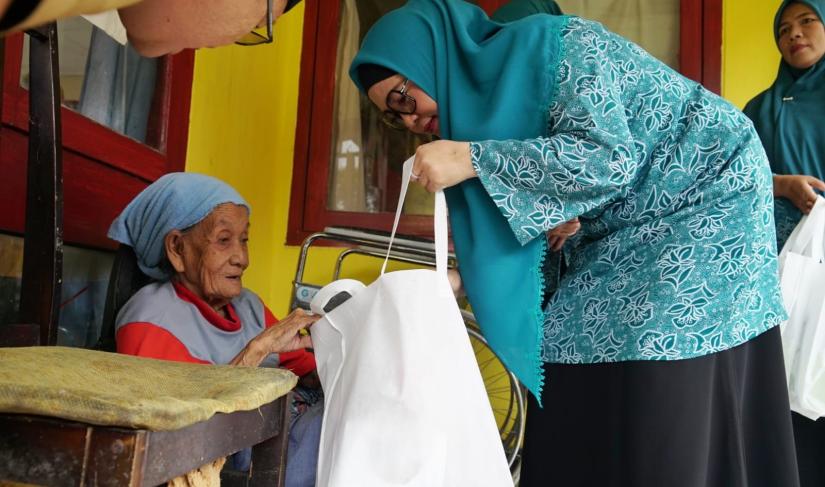 Derta Rohidin Bagikan Baju Lebaran dan Bantuan Sembako untuk Penghuni Panti Tresna Werdha Bengkulu