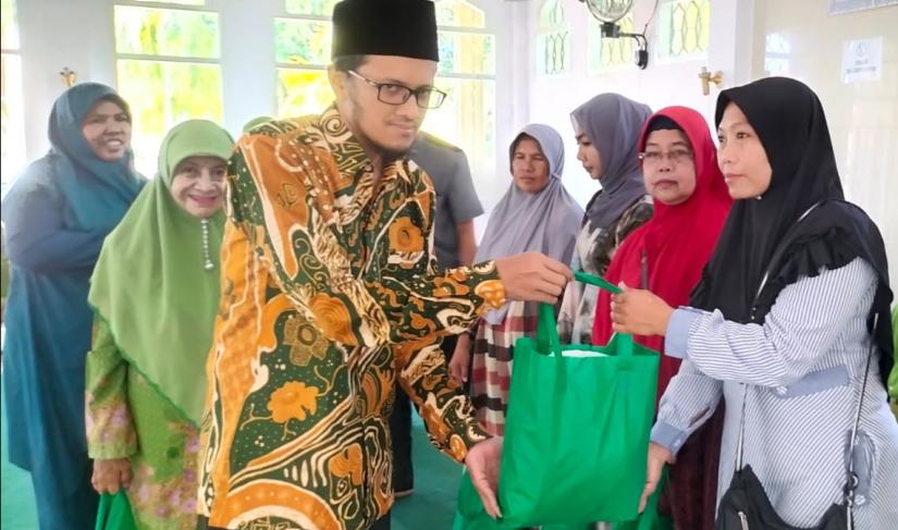  Jurusan Adab UIN FAS Bengkulu Gelar Kegiatan Berbagi Paket Ramadhan untuk Dhuafa, Yatim, dan Piatu