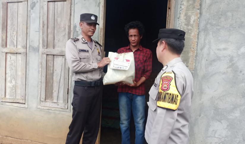 Melalui Program Bantuan Kemanusiaan Untuk Negeri,  Personel Polres Kepahiang  Distribusikan Bansos Bagi Masyarakat, Sabtu 13 April 2023./foto: Polres Kepahiang/