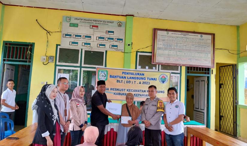 Pembagian BLT tahap 1 Langsung dari bank BPD Tunai ke warga Desa Weskust