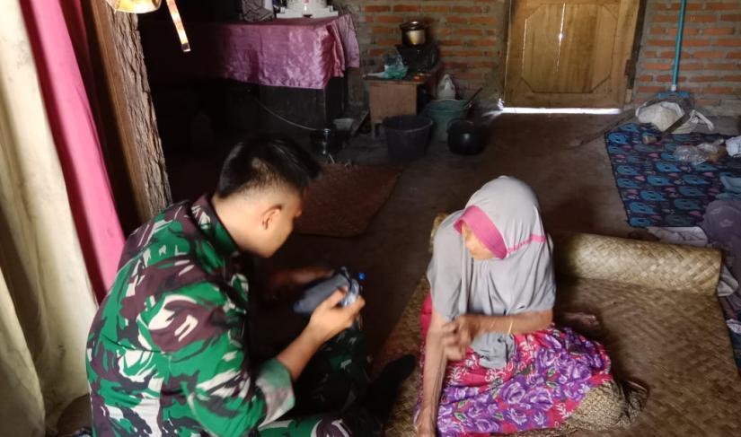 TNI Memberikan Pelayanan Kesehatan Kepada Masyarakat 