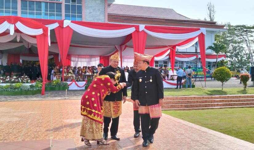 Elisa Ermasari dengan Santun Menghadiri Upacara HUT Kabupaten Seluma Ke-20