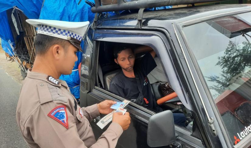 Patroli Hunting Unit Turjagwali Satlantas Polres Kaur Polda Bengkulu di wilayah hukum Polres Kaur pada Selasa (19/9/2023), berhasil melaksanakan penindakan pelanggaran (tilang) pada 6 pengendara. 