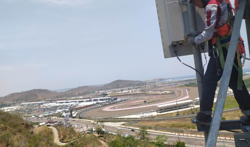 Teknisi jaringan XL Axiata bekerja di atas menara BTS di dekat Sirkuit Mandalika, Kabupaten Lombok Tengah.  XL Axiata memastikan jaringan 4G di Lombok dalam kondisi prima dan siap menyambut gelaran MotoGP  2023 di Sirkuit Mandalika, Kabupaten Lombok Barat, Nusa Tenggara Barat (NTB), 13-15 Oktober 2023. 