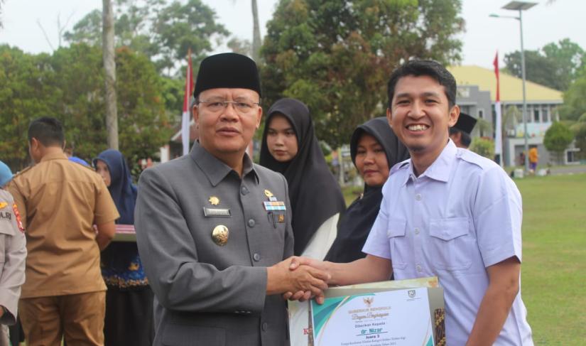 Gubernur menyerahkan penghargaan dalam upacara peringatan Hari Kesehatan Nasional ke-59 di Halaman Kantor Gubernur Bengkulu pada Senin, 13 November 2023.